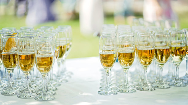 婚礼上的几杯香槟图片下载