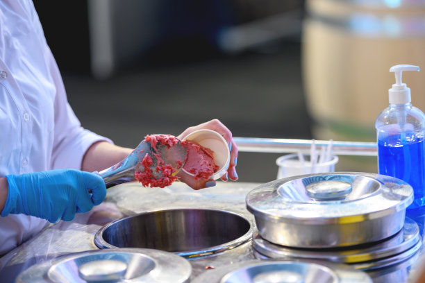 手推车里的新鲜冰淇淋图片下载