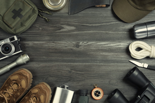 不同露营装备的框架在深色木制背景，平铺。空间的文本图片下载