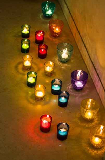 排灯节或圣诞节装饰用玻璃烛台有发光的茶灯，diya。图片下载