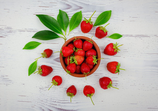 新鲜的有机草莓，黑色背景图片下载