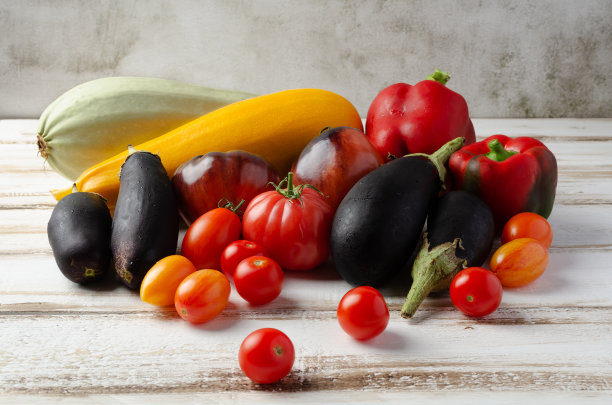 彩色有机蔬菜在老式的白色木质背景。秋天秋天收获图片下载