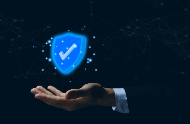 商人的手显示数字技术盾牌图标标志与复选标记。最好的质量保证服务理念。产品性能保证和业界领先的ISO认证图片下载