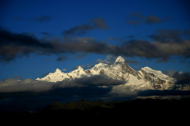 Namjagbarwa(或Namcha Barwa)峰的秋天黄昏图片下载