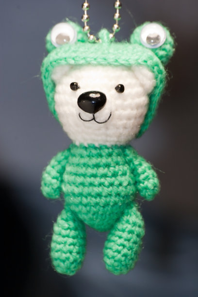 手制钥匙扣泰迪熊针织娃娃穿一件绿色衬衫图片下载
