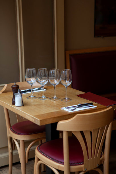 传统法国餐厅的午餐时间图片下载