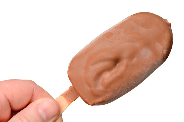在一根木棍上裹上巧克力糖霜的冰淇淋，拿在手里。在一个白色背景特写图片下载