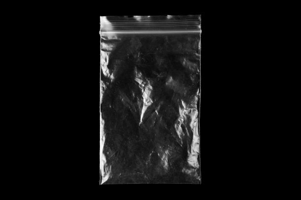 黑色背景上的透明保鲜膜。清除空白纹理叠加效果模板。孤立皱纹表面烙印模型。黑色包装包装袋。图片下载