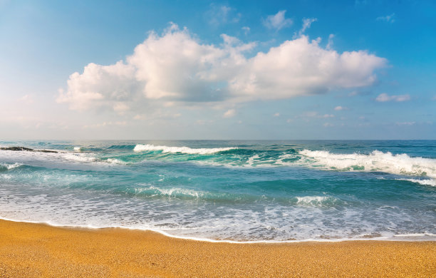 美丽的海景，波涛汹涌，海浪拍打着海岸。图片下载