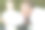 一个上了年纪的男人张大嘴巴贪婪地咬着棉花糖。孙子在爷爷旁边吃棉花糖。图片下载
