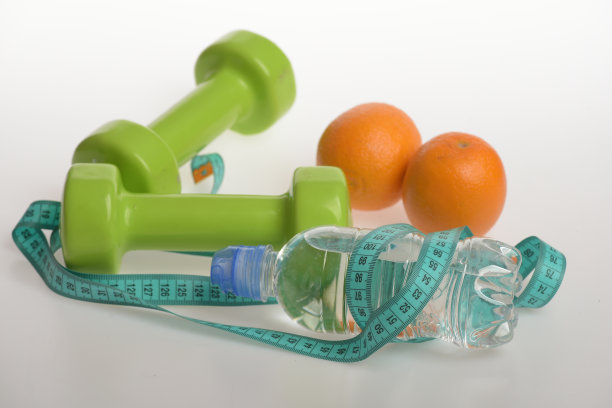 绿色哑铃，水瓶，卷尺和水果图片下载