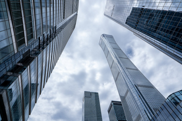 现代办公大楼的低角度视图图片下载