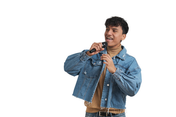 秘鲁青年拿着麦克风唱歌，与世隔绝。图片下载