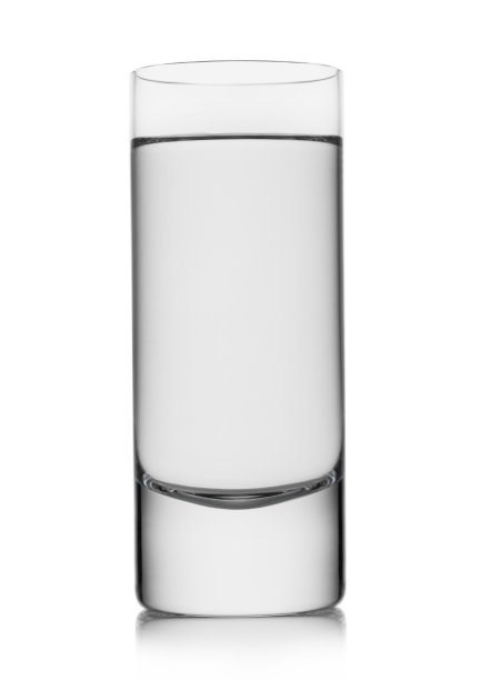 高球玻璃，白色背景上的静止矿泉水。健康的生活方式。图片下载