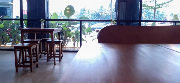 咖啡馆里的桌椅图片下载