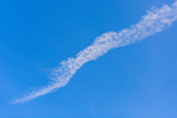 飞机的尾迹，带有蓝色天空背景的蒸汽痕迹图片下载