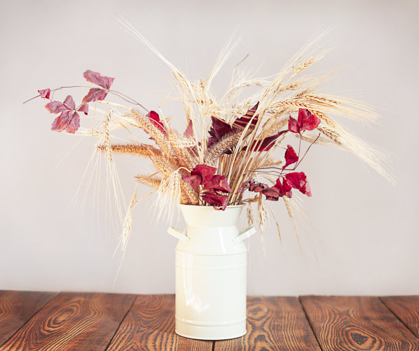 有小穗的花瓶放在木桌上素材图片