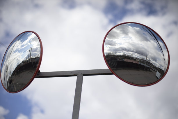 停车场的圆镜子。镜观察。图片下载
