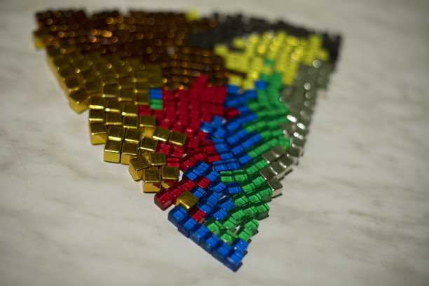 不同颜色的立方体。棋盘游戏里的筹码。由小玻璃制成的三角形。图片下载