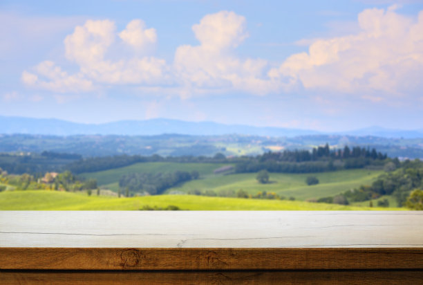 艺术空木甲板桌在农村景观背景与绿色农场图片下载