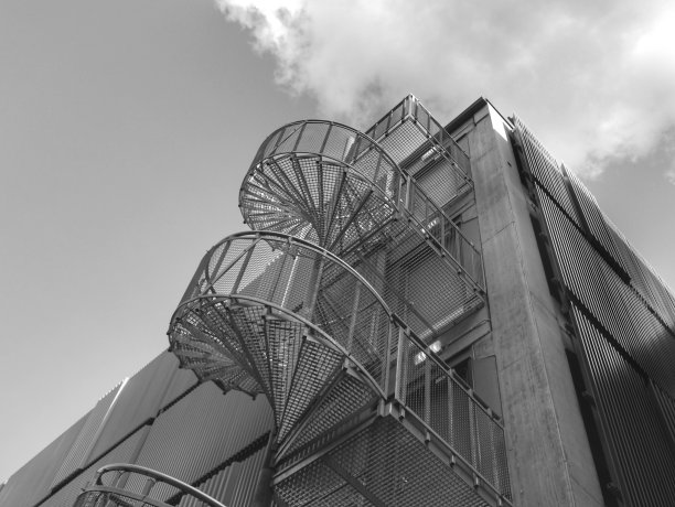 建筑的低角度视图，外部有螺旋楼梯图片下载