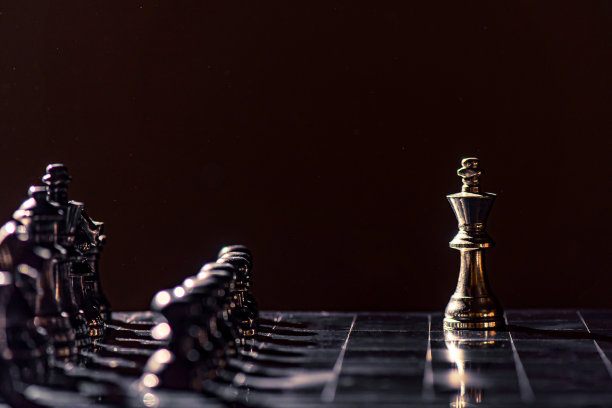 国际象棋棋盘游戏概念为思路与竞争与战略，商业成功概念，商业竞争策划团队合作战略概念。图片下载