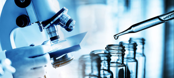 化学实验室背景下，科学实验室研发理念的科学家手持烧瓶与实验室玻璃器皿图片下载