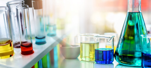 实验室研究，将液体滴入试管。实验室中含有化学液体的试管，实验室化学或科学研究开发概念。图片下载