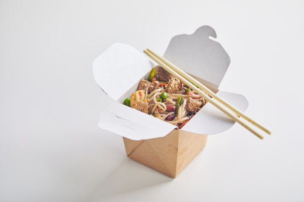 将火鸡肉，荞麦面，辣椒粉，蘑菇和胡萝卜放入外卖盒中，用筷子夹好。图片下载