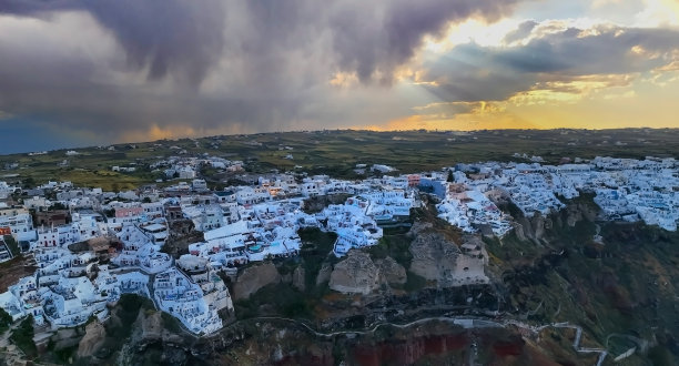 希腊圣托里尼岛苏比姆的鸟瞰图。图片广场视图日落天空场景传统的基克拉迪圣托里尼房屋背景图片下载