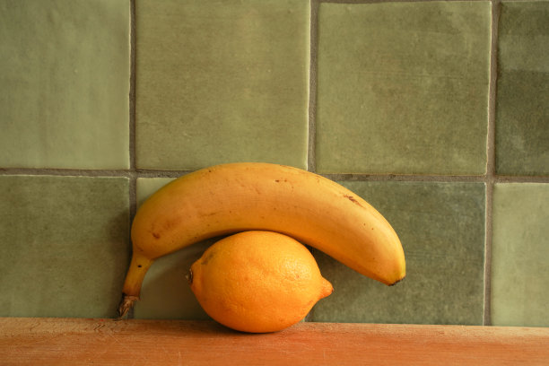 一根香蕉躺在厨房里的柠檬上图片下载