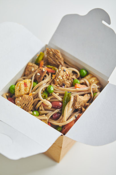 与火鸡肉，荞麦面，辣椒粉，蘑菇和胡萝卜炒锅外卖盒图片下载