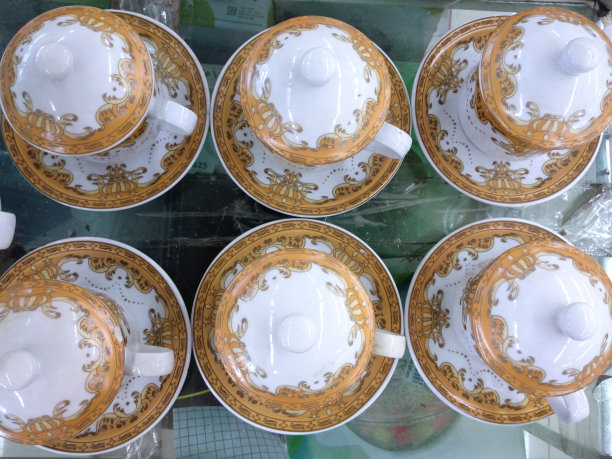 有古董和经典图案的杯子可以在有人来你家时展示图片下载