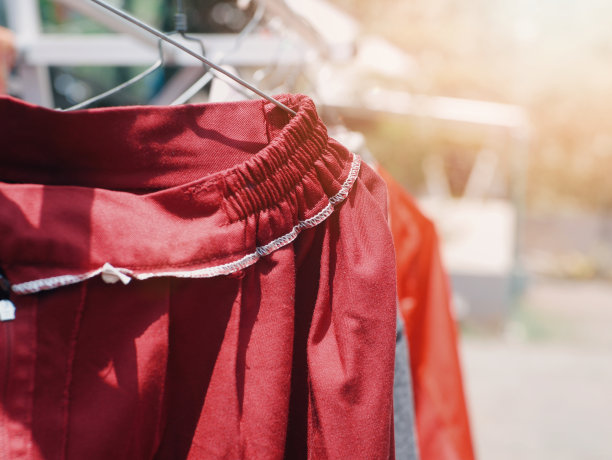 印度尼西亚的小学校服是红色的，在阳光下晒干，校服是红白相间的图片下载