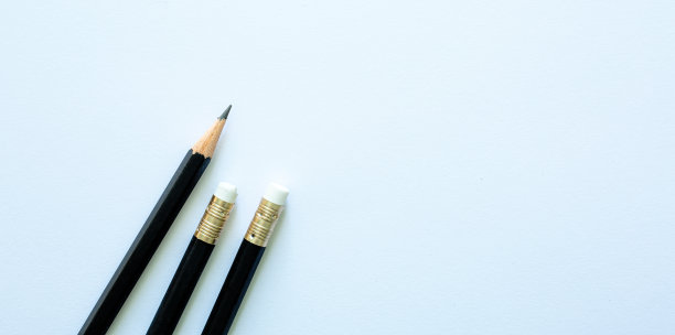 2B铅笔在白纸上，黑色铅笔放在彩色纸背景与复制空间为您的图像或文字。图片下载