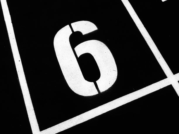 6号体育场跑道的起点，田径是一个橡胶人造跑道。体育场跑道的起点和终点。(黑白照片)图片下载