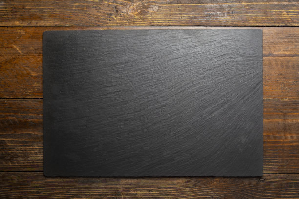 空切板在木板上的食物背景概念。图片下载