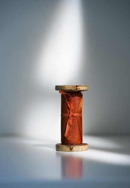 棕色丝带上的木卷站在一个光明的背景与阴影图片下载