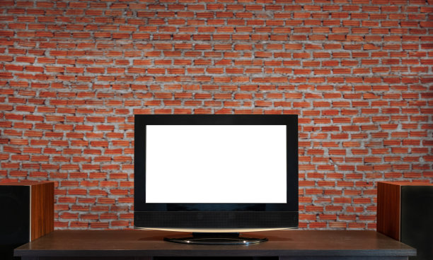 液晶电视在木桌上切割出白色屏幕图片下载