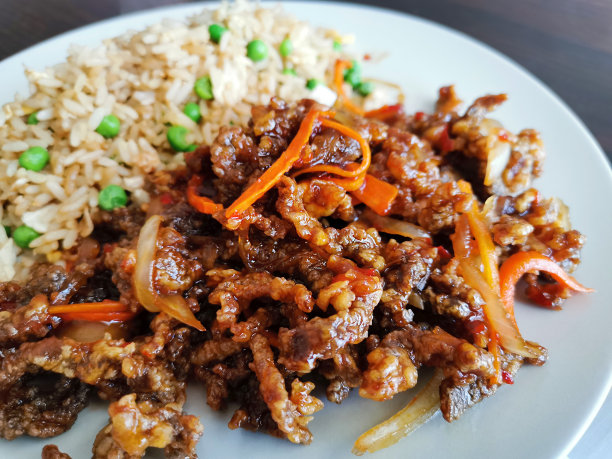 脆牛肉丝配甜辣酱配蛋炒饭。图片下载