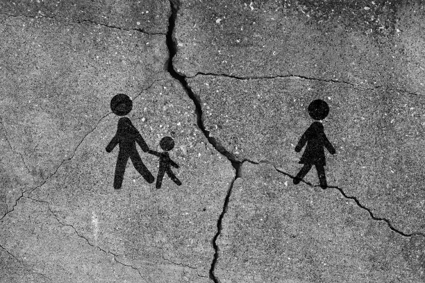 这对夫妇离婚了，孩子被他的父亲收养。图片下载