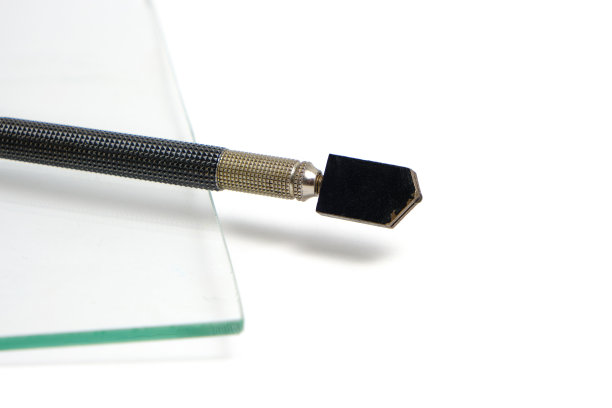 片玻璃和手动玻璃切割机白色背景。图片下载