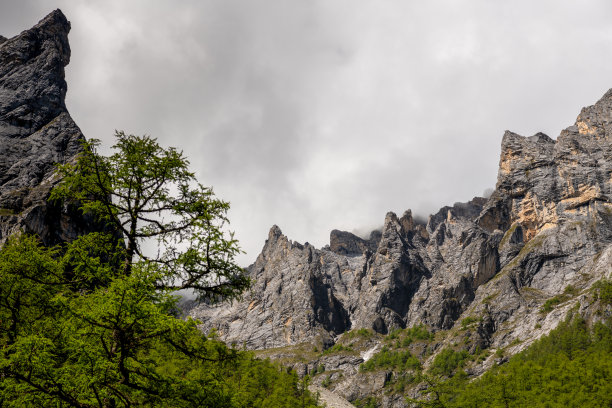 中国四川亚丁，美丽的亚丁自然保护区秋天的落基山脉，戏剧性的天空，文字的复制空间图片下载