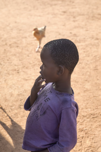 村庄的非洲男孩图片下载