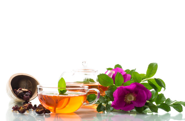 用玻璃茶壶冲泡玫瑰果茶，加入玫瑰果花和薄荷图片下载