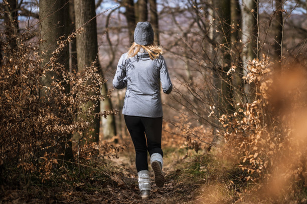 在秋天森林里进行健身训练和慢跑图片下载