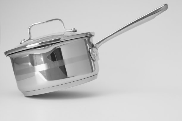 灰色底色，金属盖子的不锈钢平底锅图片下载