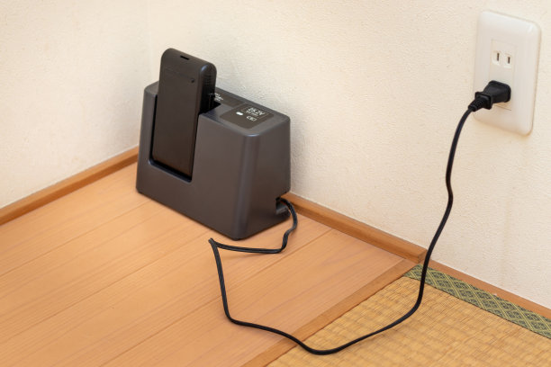电池充电器连接到电源插座图片下载