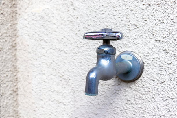 水龙头安装在白墙上图片下载