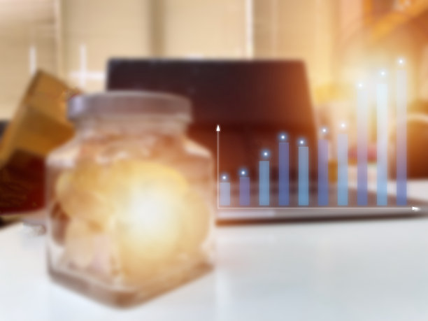 把刻有利润图表的硬币叠起来。商业成功的增长。图片下载